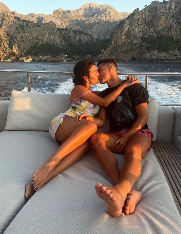 Cristiano Ronaldo e a esposa em momento de amor. (Foto: Reprodução Instagram)