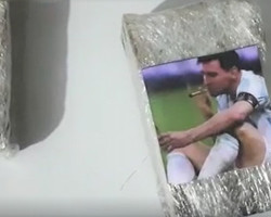 Polícia apreende droga com imagem de Lionel Messi fumando estampada