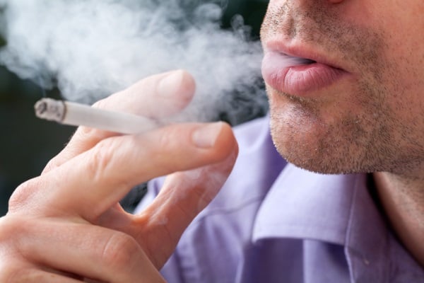 Fumar pode diminuir resposta imune da vacina, diz estudo 
