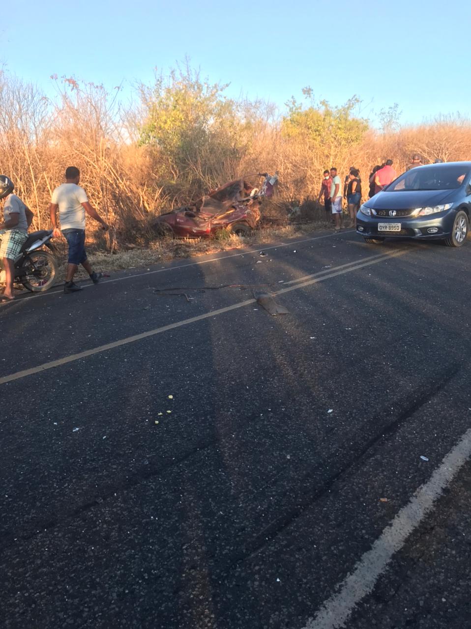 Familia seguia em carro de passeio quando foram colhidas por um caminhão