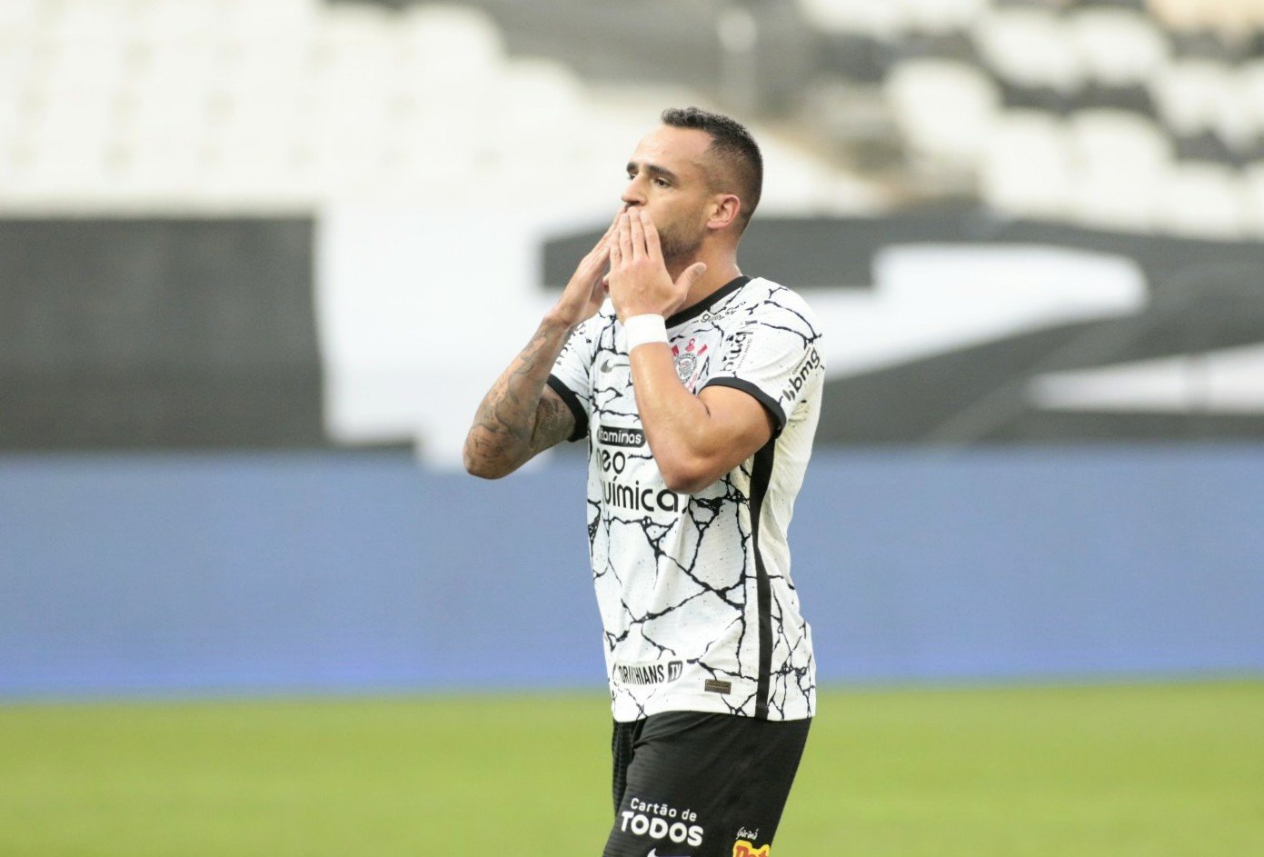 Renato Augusto comemora gol em reestreia no Timão  (Foto: Reprodução / Twiiter)