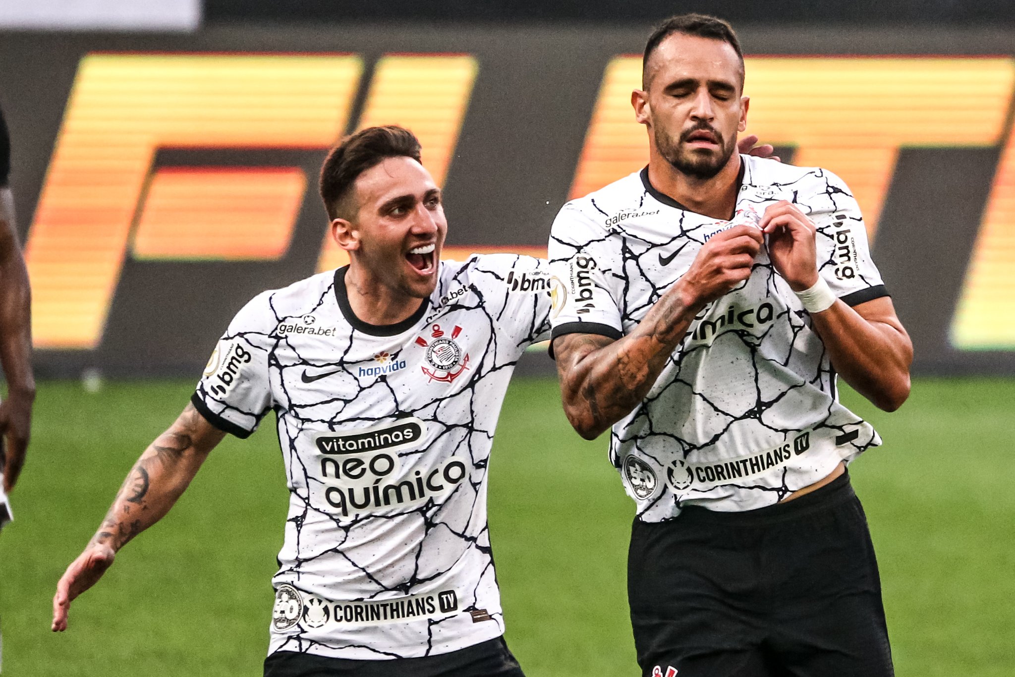Renato Augusto comemora gol ao lado de Gustavo SIlva (Foto: Reprodução / Twitter)