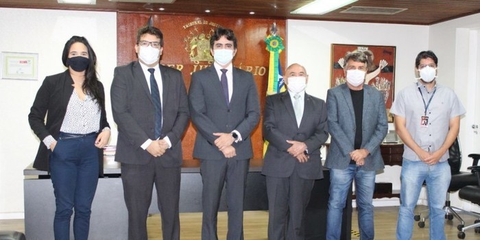 Prefeito João Luiz entra pela porta da frente do Tribunal de Justiça do PI