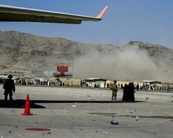 Ataques no aeroporto de Cabul deixam dezenas de mortos 