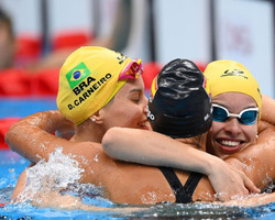 Beatriz Carneiro é bronze na natação 0s02 à frente da sua irmã gêmea