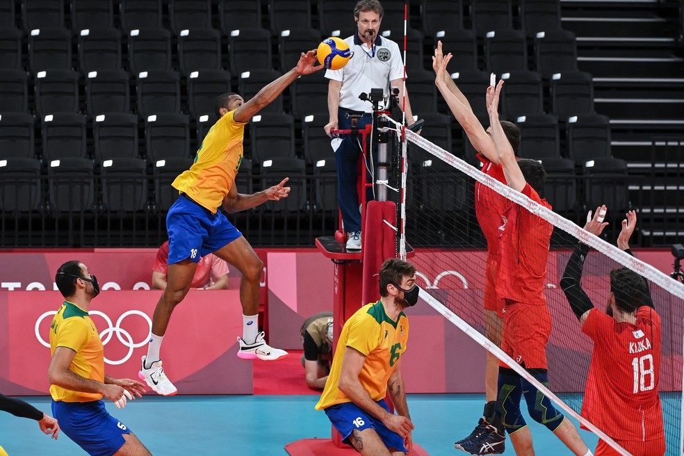 Brasil x Comitê Olímpico Russo, semifinal vôlei masculino — Foto: YURI CORTEZ / AFP