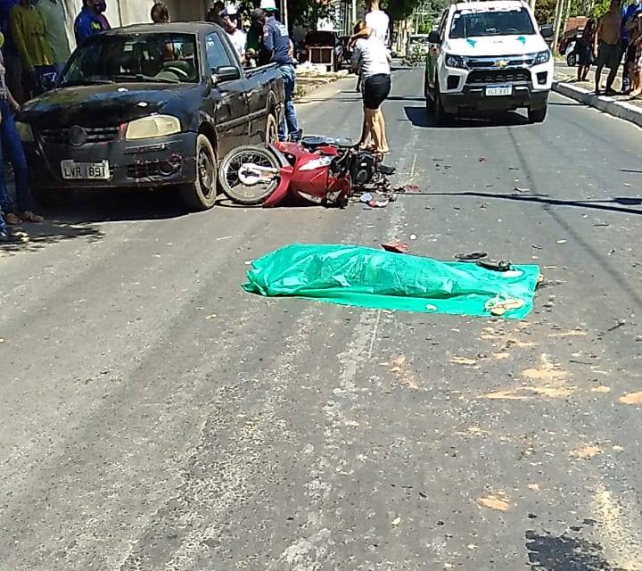 Mulher morre esmagada em acidente entre moto e caminhão em Teresina (Foto: Portal Meio Norte)