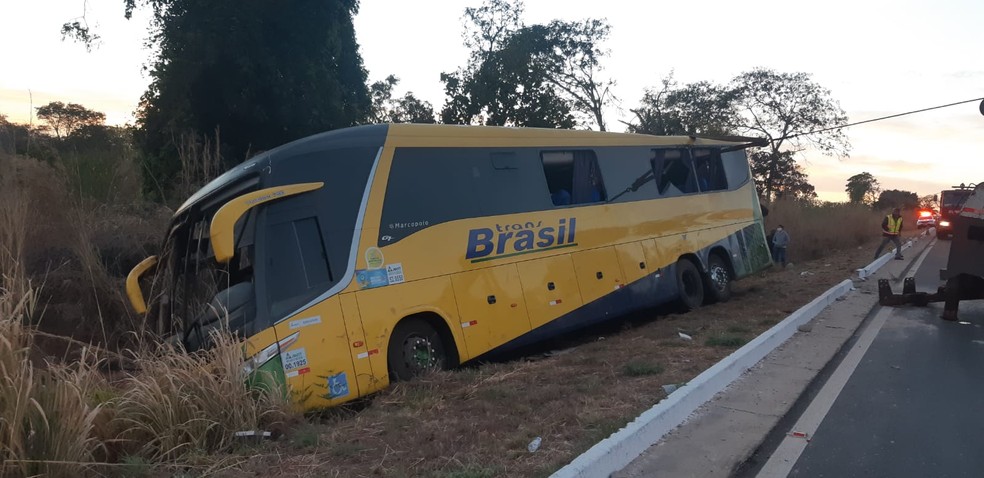 nibus capotou na madrugada desta quinta-feira (5) na BR-070, regio de General Carneiro (MT) e trs passageiros morreram; 13 ficaram feridos  Foto: Divulgao