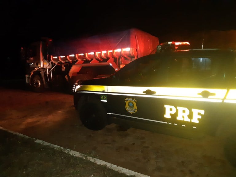 Durante fiscalização de rotina, os policiais abordaram o veículo de carga Ford/Cargo 2423 - Foto: Divulgação/PRF