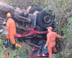Caminhão tomba em ribanceira e piauiense morre em rodovia do Ceará