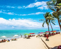 Piscinas naturais e mar azul compõem cenário paradisíaco em Alagoas