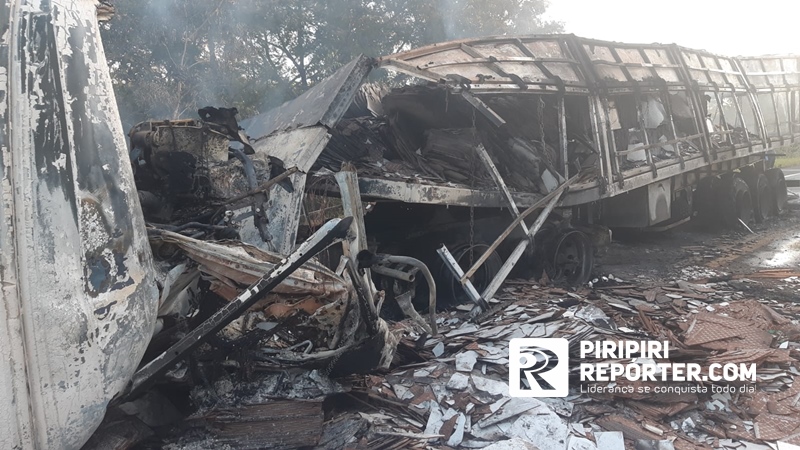 Carreta ficou destruída após colisão na cidade de Piripiri - Foto: Piripiri Repórter