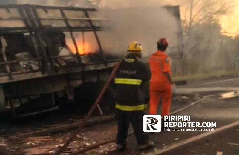 Incêndio foi registrado na carreta após colisão na BR-222 - Foto: Piripiri Repórter