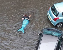 “Sereia” surge nadando em área alagada durante temporal na Escócia