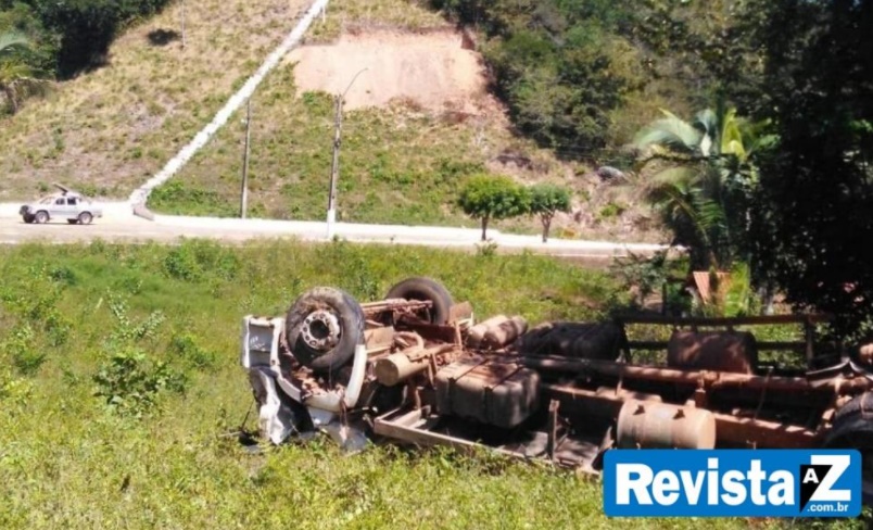 Caminhão carregado de frangos tomba em rodovia no Piauí - Foto: Reprodução/Revista AZ