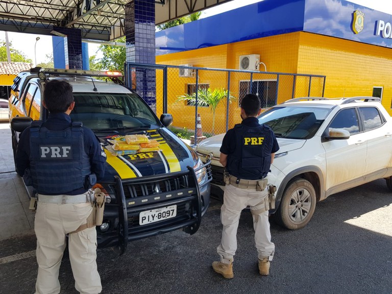 Dupla é presa com drogas avaliadas em mais de R$ 1,2 milhão em Piripiri (Foto: PRF-PI)