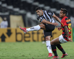 Atlético-MG atropela o Sport e segue isolado na liderança do Brasileirão 