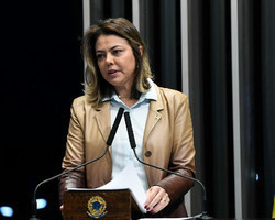 Leila Barros: Brasil tem que buscar solução para várias crises sociais 