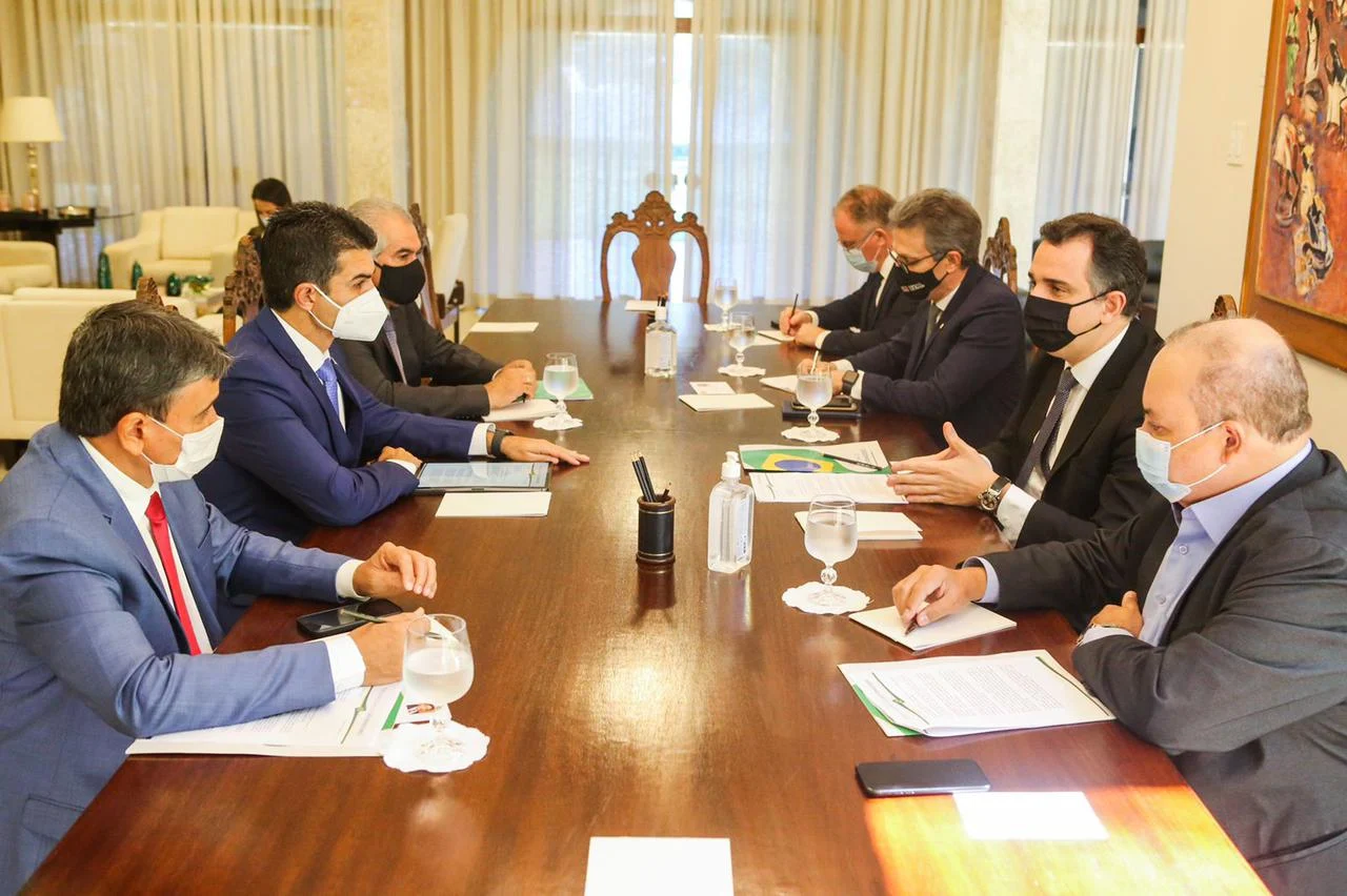 Governadores e presidente do Senado debatem sobre democracia durante reunião (Foto: Divulgação)