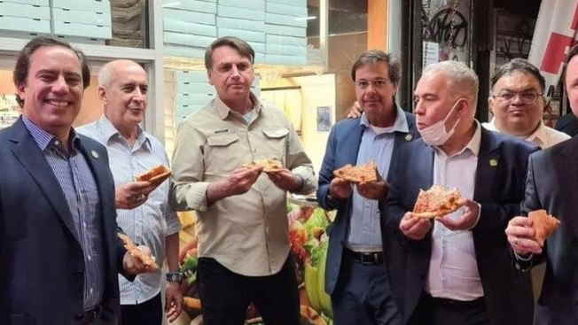 Em Nova York, Bolsonaro come pizza na calçada