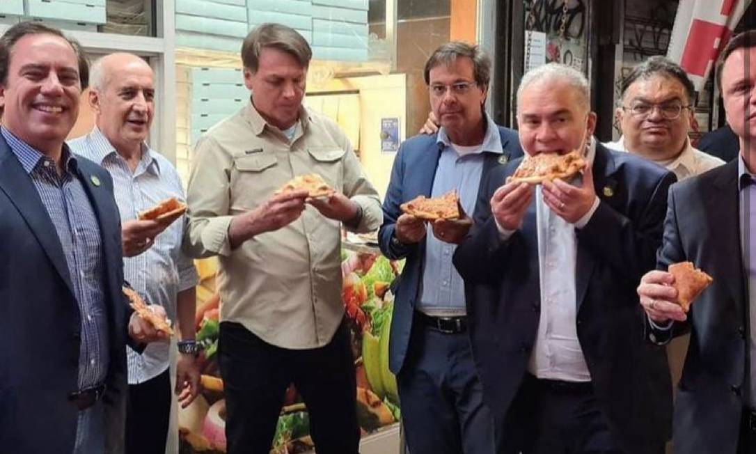 Bolsonaro come pizza com ministros do governo federal