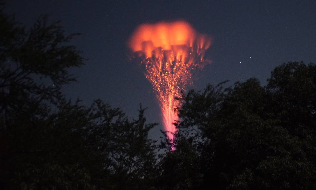 Trata-se de um raio jato gigante com bolas de fogo (Foto: Frankie Lucena)