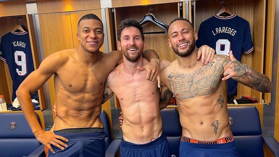 Mbappé, Messi e Neymar posam após vitória e mostram a boa forma do trio do PSG. (Foto: Reprodução - Instagram)