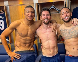 Neymar posa com Messi e Mbappé após vitória do PSG; trio em boa forma