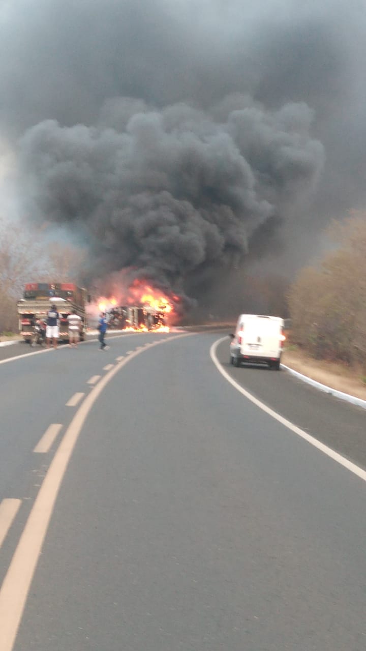 Caminhão tomba e pega fogo em rodovia no município de Oeiras - Foto: Reprodução/Mural da Vila
