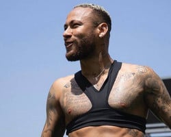 Neymar posta fotos sem camisa diante das críticas a sua forma física