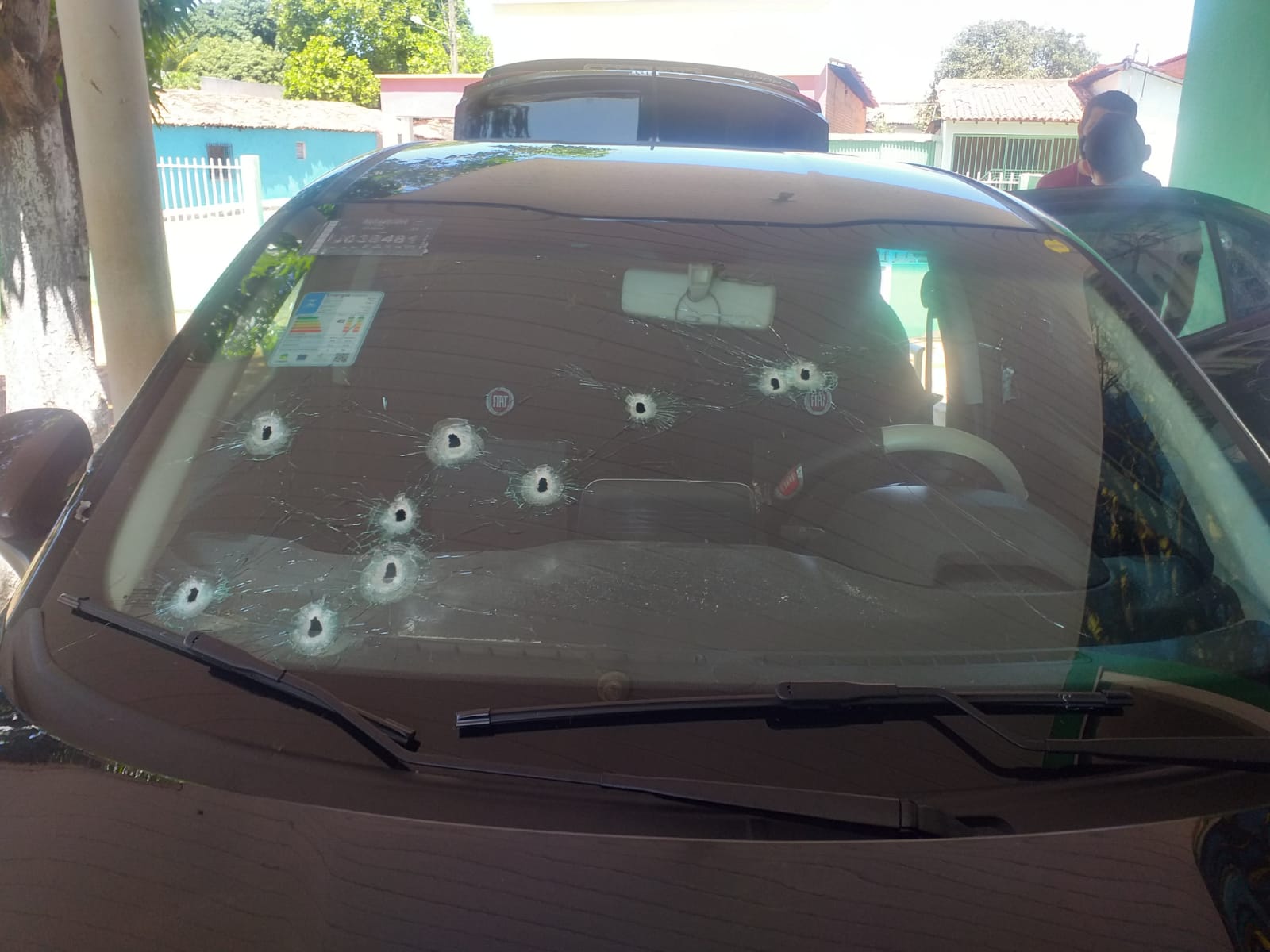 Vereador sofre atentado e tem carro crivado de balas em Canto do Buriti (Foto: Reprodução/ WhatsApp)