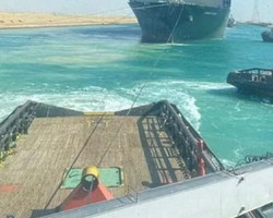 Em novo incidente, navio bloqueia passagem no Canal de Suez nesta quinta