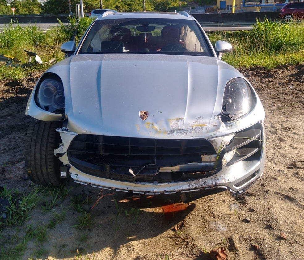Carro de luxo danificado após acidente 