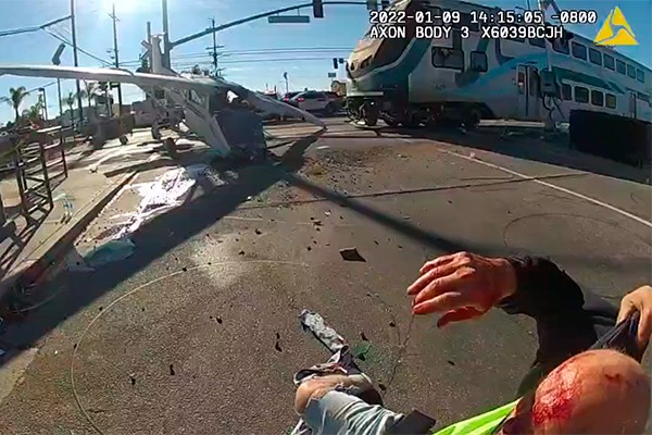 Policiais salvam piloto segundos antes de avião ser atingido por trem (Foto: divulgação)
