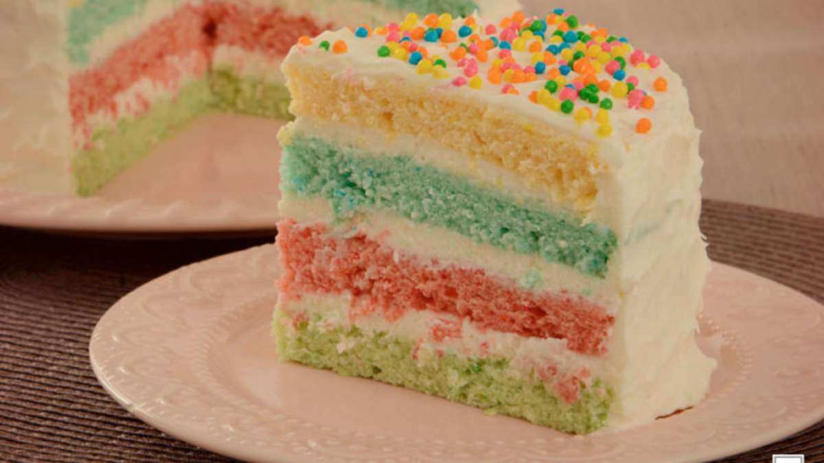 Esta receita de bolo arco-íris de gelatina, além de ficar uma delícia, é uma opção linda para fazer nas festinhas de crianças em casa.