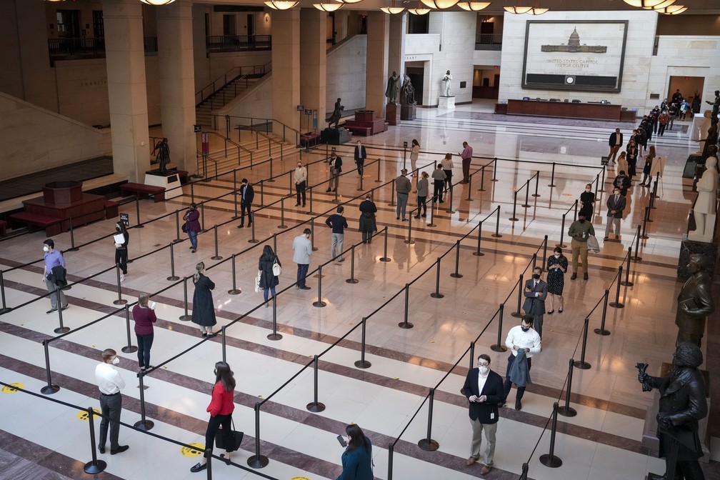 Pessoas esperam em fila para fazer o teste de covid-19  em Capitólio, nos EUA - Foto: AFP