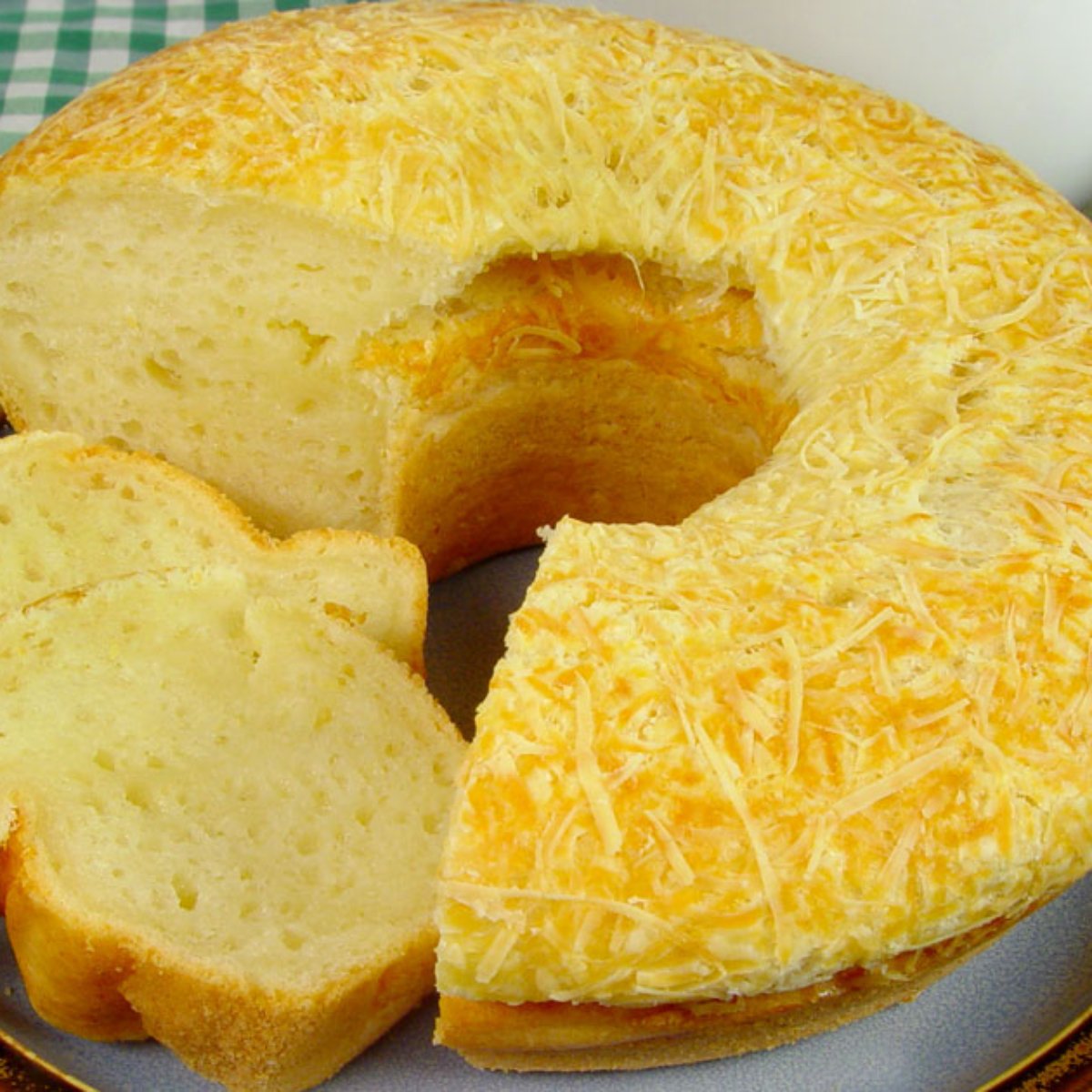 Experimente o pão de queijo gigante: uma receita de liquidificador, que fica pronta em 30 minutos!