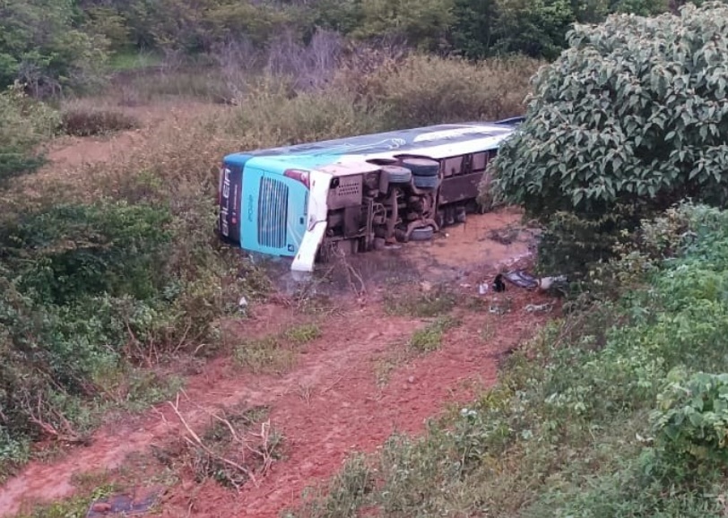 Ônibus tomba na BR-135 deixa um morto e diversos feridos no sul do Piauí