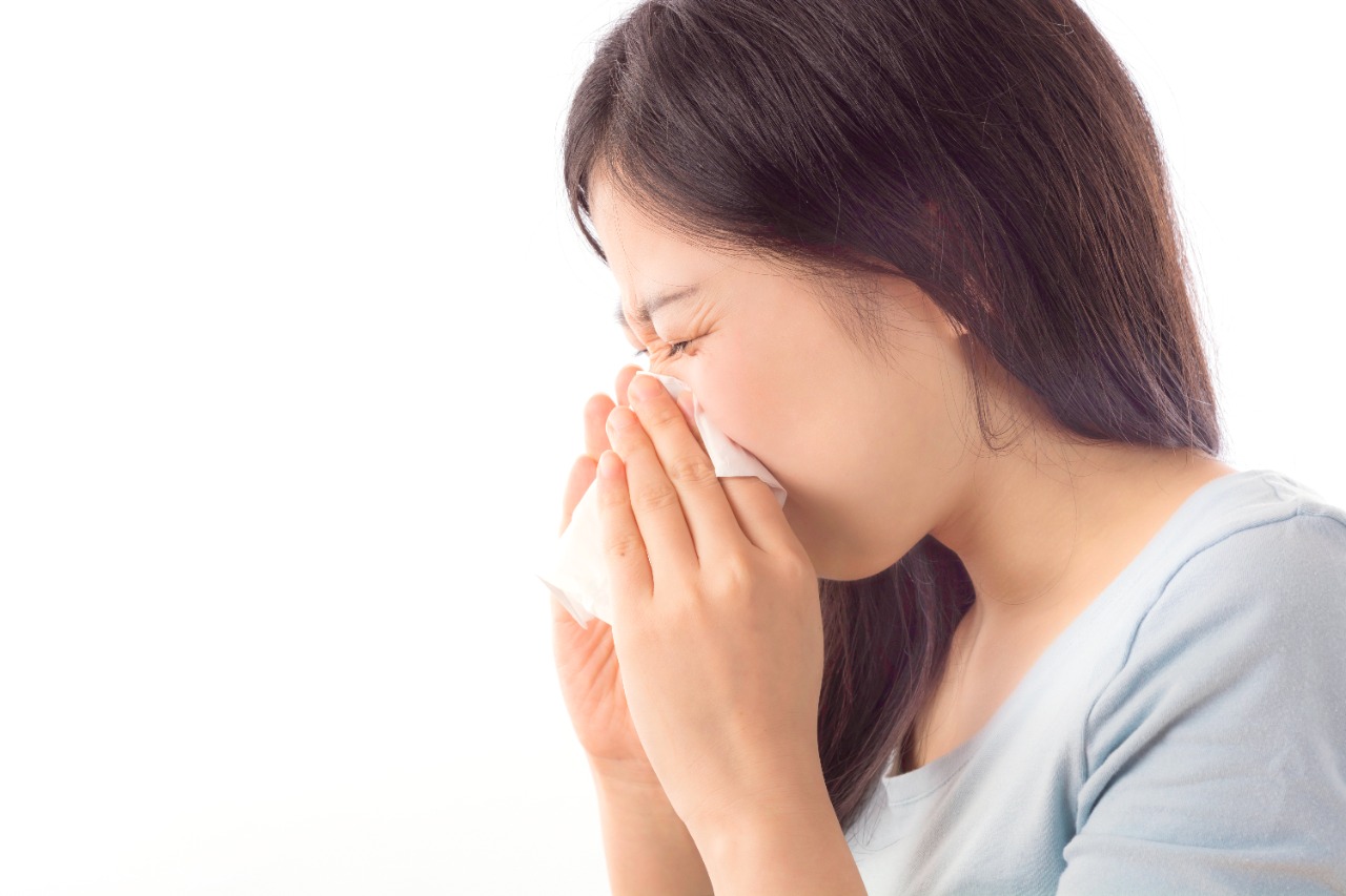 Influenza: sintomas mais frequentes são: febre, mal-estar, tosse, dores de cabeça e garganta, coriza e perda de apetite.