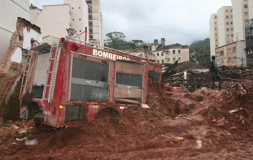 Viatura dos Bombeiros ficou soterrada no deslizamento - Foto: Jadson Marques