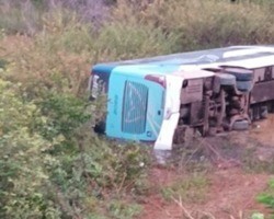 Criança morre após ônibus tombar na rodovia BR-135, no Sul do Piauí
