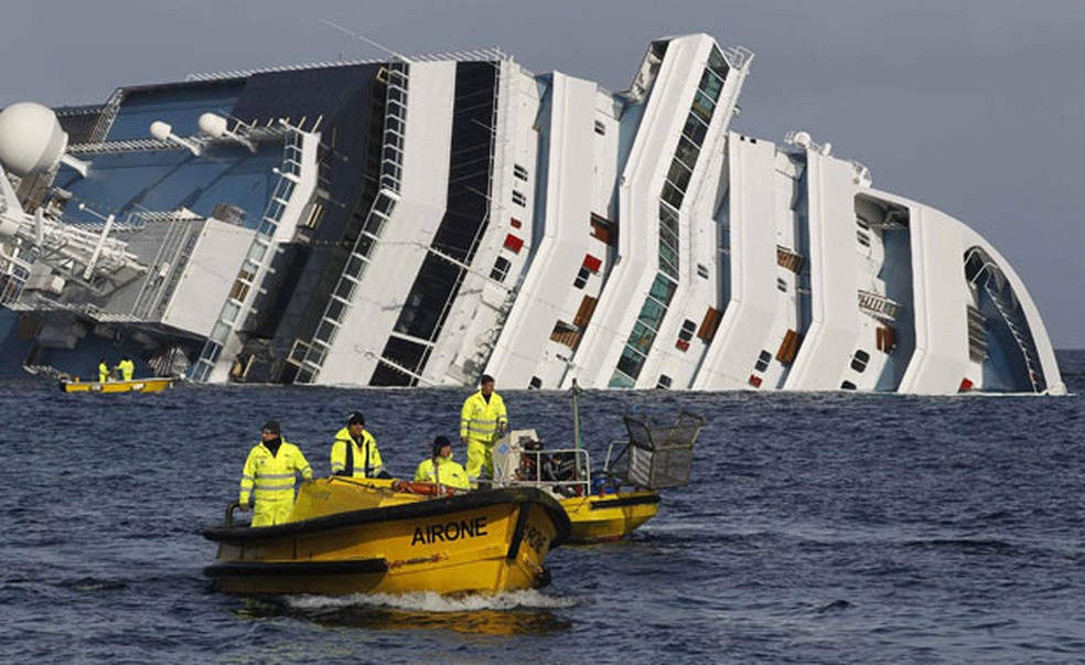 Foto do Costa Concordia na época do naufrágio, em 2012