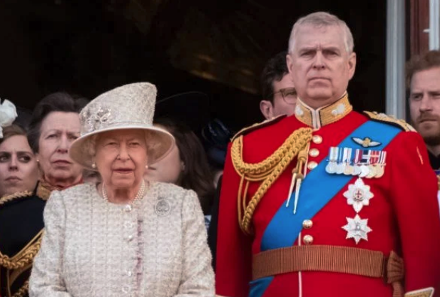 Rainha Elizabeth retira cargos militares do príncipe Andrew- Foto: Reprodução/Metrópoles