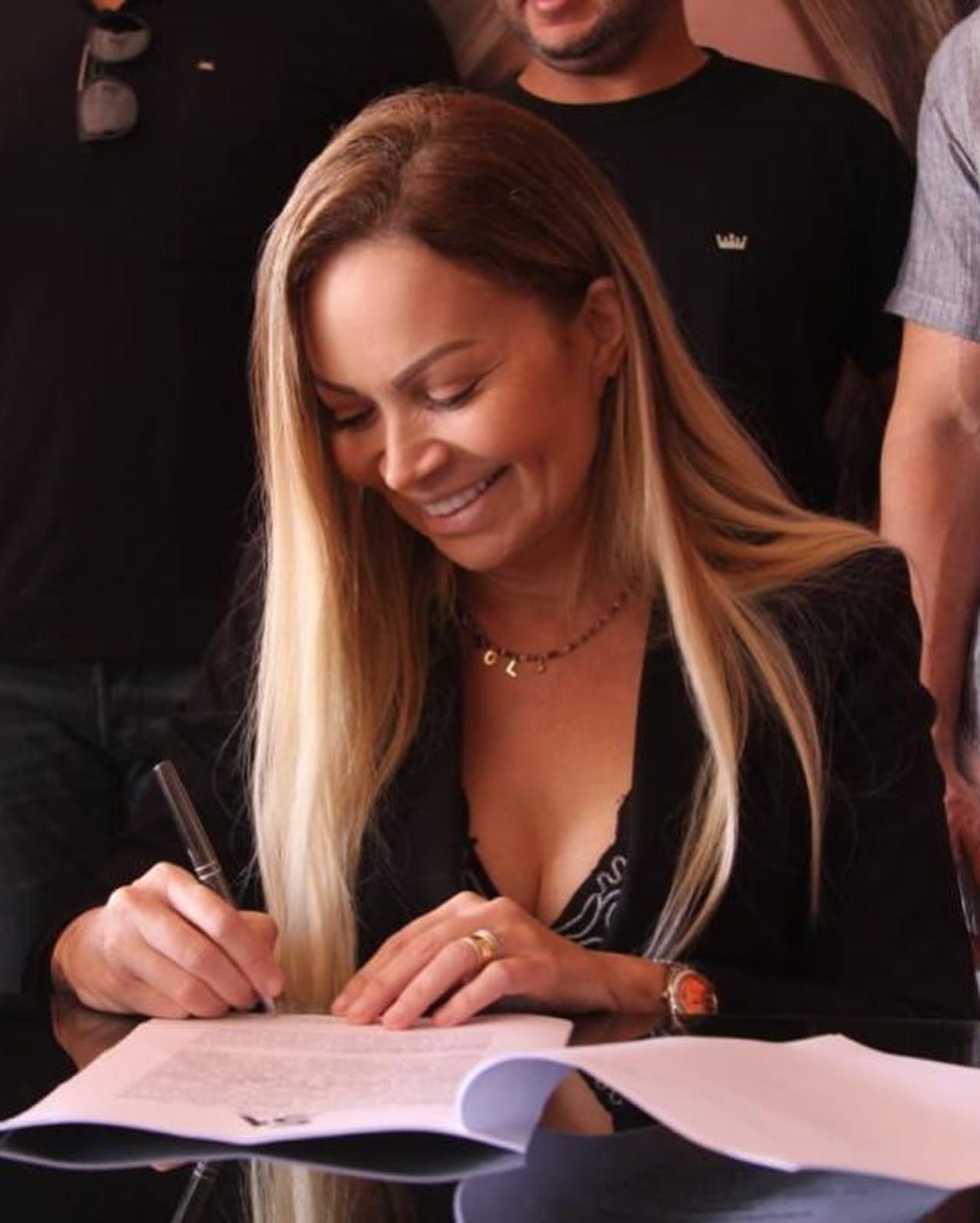 Solange Almeida assina contrato com uma das maiores produtoras do país (Foto: Reprodução/Natanael Feitosa)