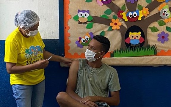FMS vacina pessoas abrigadas em escolas de Teresina (Foto: PMT)