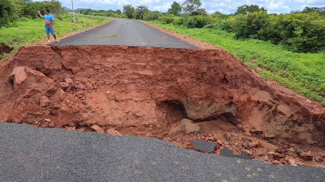 Trecho de estrada que liga municípios se rompe após chuvas em Curimatá (Foto: Divulgação)