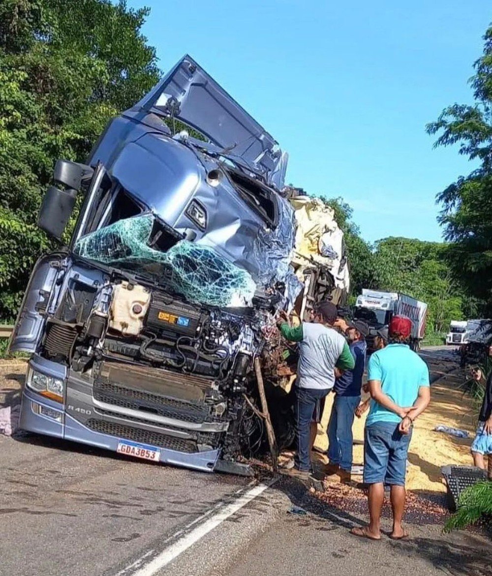 Caminhão ficou destruído após acidente — Foto: Divulgação 