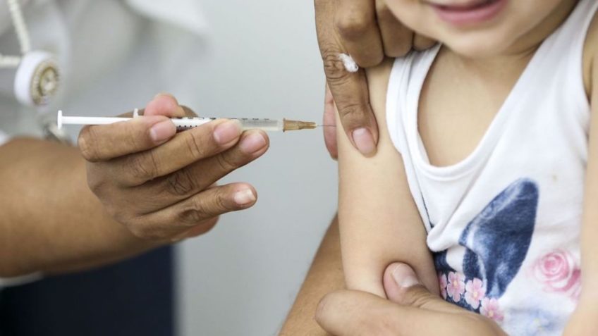 A vacina a ser aplicada será a versão pediátrica do imunizante da Pfizer/Comirnaty, em duas doses – com intervalo de oito semanas entre a primeira e segunda dose - Foto: Reprodução