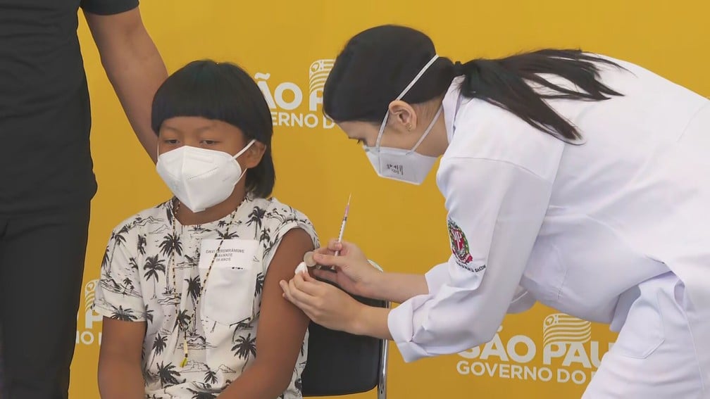 Indígena de 8 anos é a primeira criança a ser vacinada contra a Covid-19