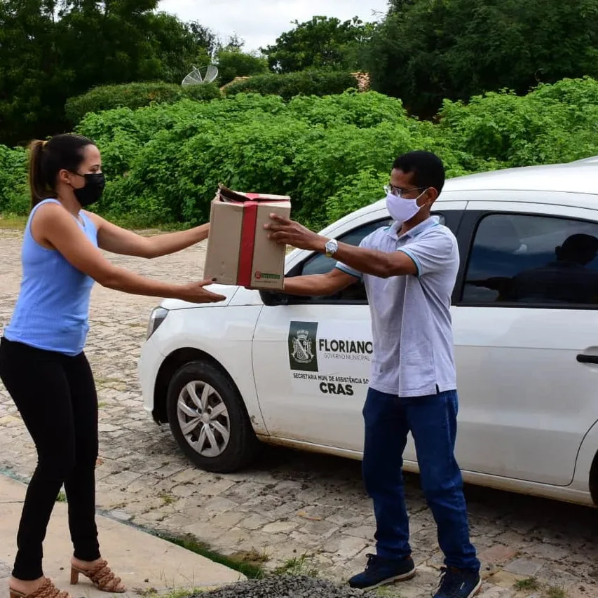 SEMDAS entrega cestas básicas a famílias atingidas pelas enchentes